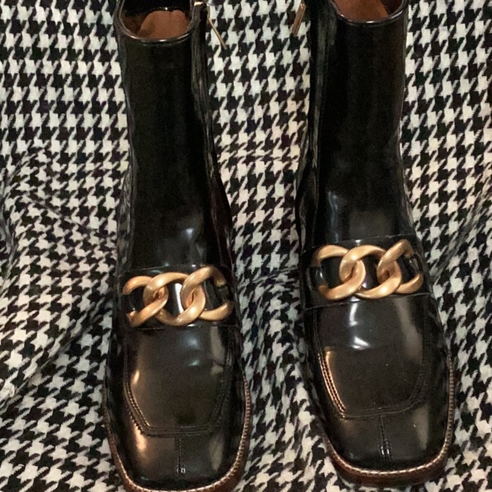 Boots Steve Madden. PU upper(vinyl) with fabric lining. EUC. SHINEY & GOLD chain